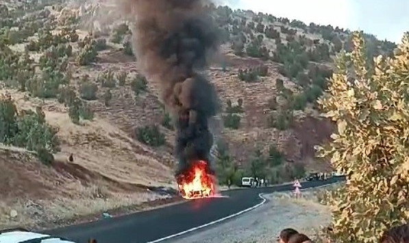 Şırnak’ta lüks otomobil alevler içinde kaldı