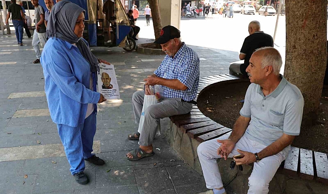 Sokak sokak herkese "Babamı gördünüz mü" diye soruyor