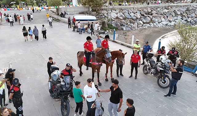 Tatvan sahilinde Atlı birlikler devriye attı
