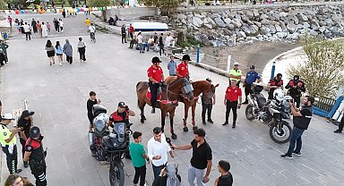 Tatvan sahilinde Atlı birlikler devriye attı