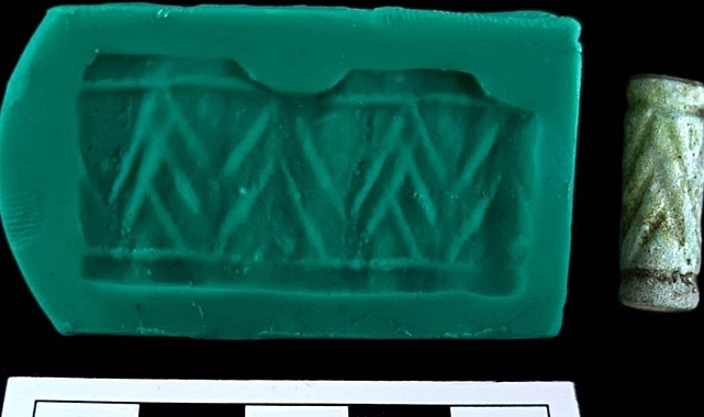 Tavşanlı’daki höyük kazısında ortaya çıkartılan 4 bin yıl öncesine ait silindir şeklinde mühür