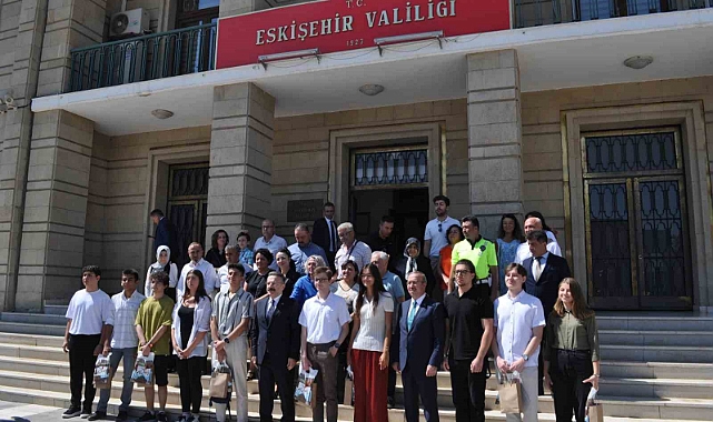 Vali Aksoy YKS’de ilk 100’e giren öğrencilere hediye takdim etti