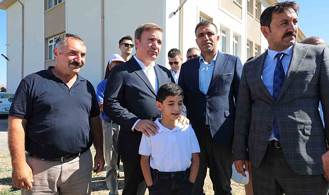 Vali Aydoğdu kayıtsız kalmadı Çocukların halı saha talebine