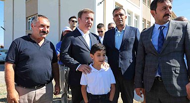 Vali Aydoğdu kayıtsız kalmadı Çocukların halı saha talebine