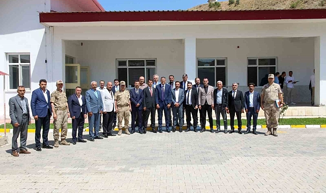 Vali Çelik, Yüksekova'da muhtarların sorunlarını dinledi