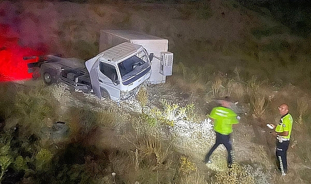 Van'da araç şarampole yuvarlandı; 2 yaralı