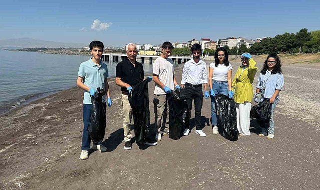 Van Gölü Sahilinde Çöp Toplama