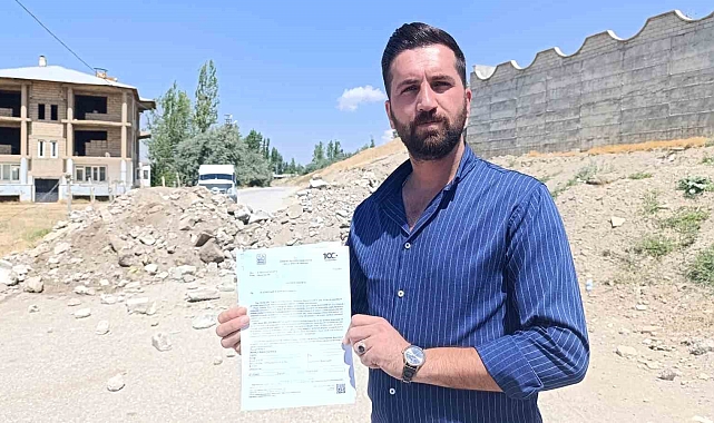 Van'da bir vatandaş üç parselinden geçen yolu kapattı