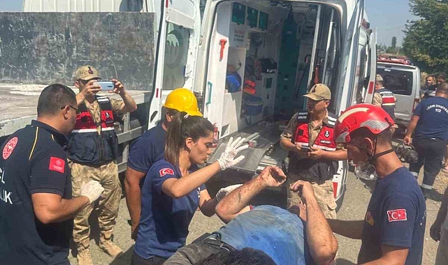 Virajı alamayan kamyon elektrik direğine çarparak devrildi: 1 yaralı