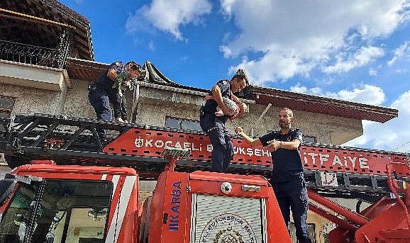 Yangında mahsur kaldılar, itfaiye kurtardı