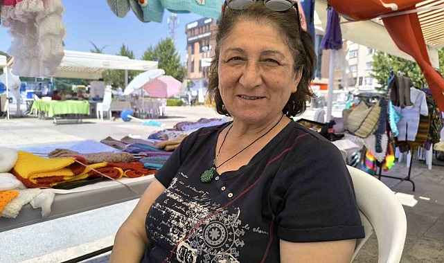 Yaşıtları evde otururken o kışın ördüklerini yazın satıyor, gençlere de örnek oluyor