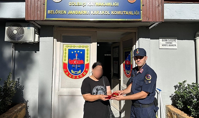 Yol kenarında bulunan altın dolu çanta sahibine teslim edildi