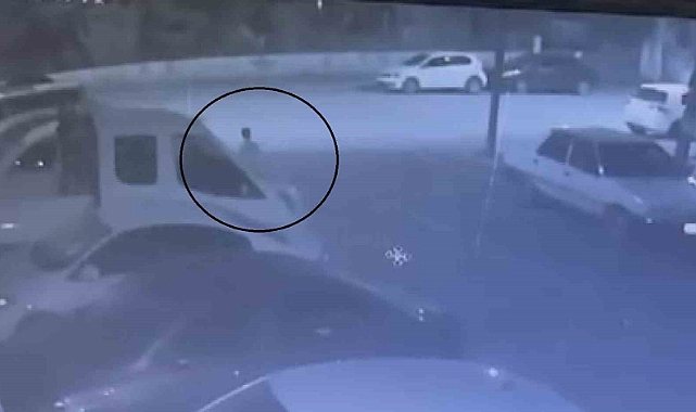 Yolda yürüyen çocuk, park halindeki 4 araca çarpan otomobilden saniyelerle kurtuldu
