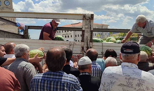 Yozgat’ta 17 ton karpuzu hayır için dağıttı