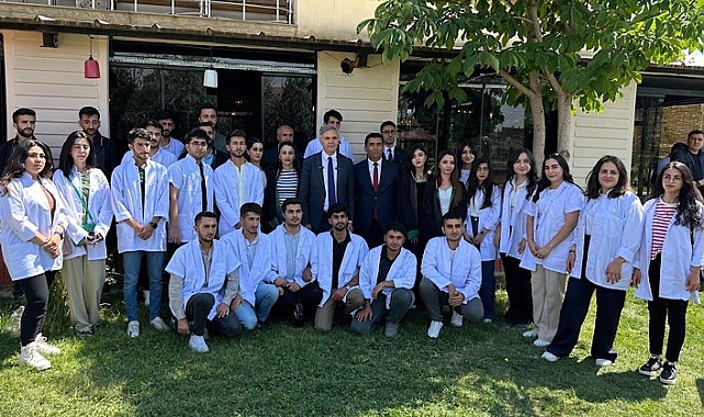 Yüksekova'da tıp, diş hekimliği ve eczacılık bölümlerini kazanan öğrencilere moral yemeği