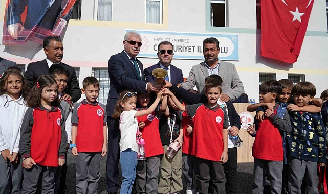 13 bin 500 öğrencinin ders başı yaptığı Bayburt’ta yeni eğitim öğretim yılı renkli görüntülerle başladı