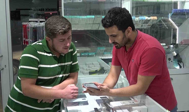 372 gün su altında kalan telefonu buldu, tamir edip sahibine teslim etti