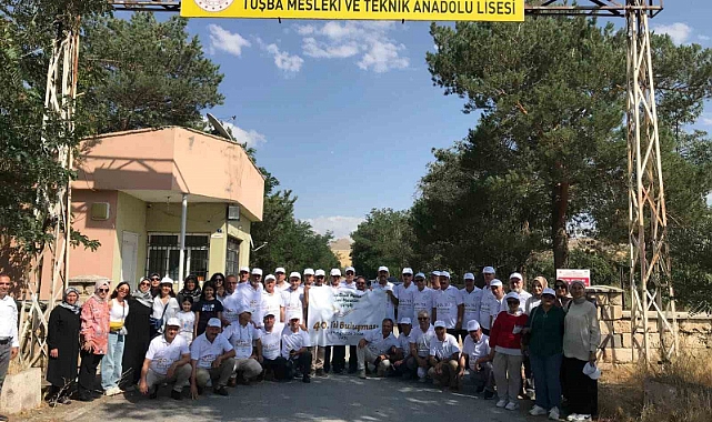 40 yıl sonra mezun oldukları lisede buluştular