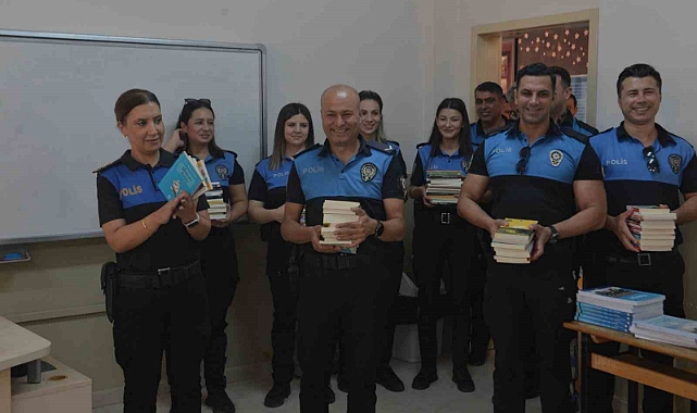 Adana polisi önce kitap dağıttı, sonra da çocuklarla okudu
