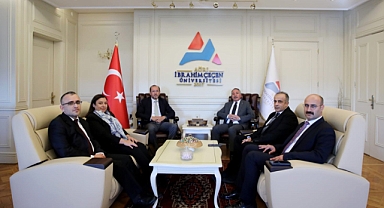Afyon Üniversitesi Rektörü Nurullah Okumuş’tan AİÇÜ Rektörü Karabulut’a ziyaret