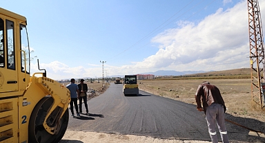 Ağrı Belediyesi sıcak asfalt çalışmalarına devam ediyor