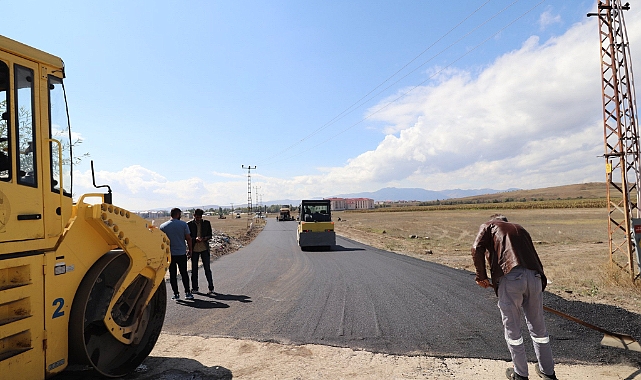 Ağrı Belediyesi sıcak asfalt çalışmalarına devam ediyor
