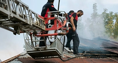 Videolu Haber Ağrı'da çatı yangını
