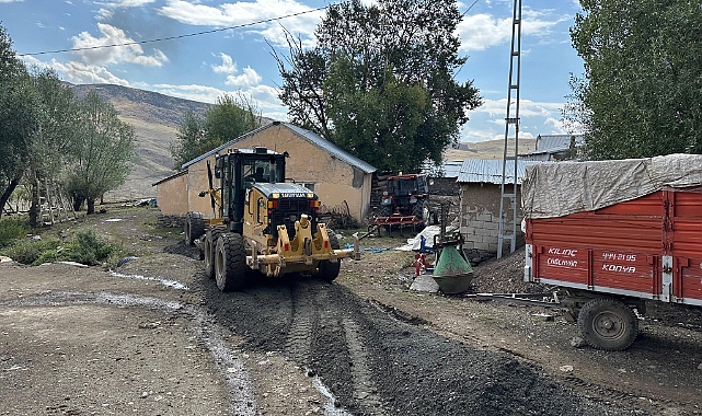 Ağrı'da il merkezine bağlı köy yolları yenileniyor