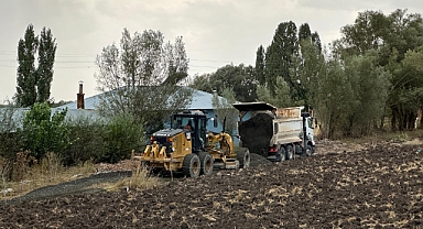 Ağrı’da köy yolları hız kesmeden yenileniyor