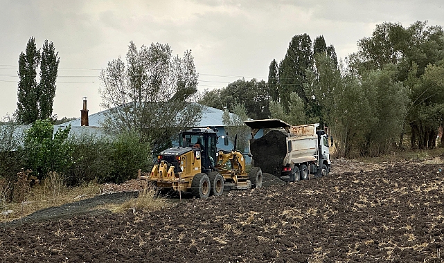 Ağrı’da köy yolları hız kesmeden yenileniyor