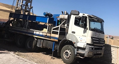 Ağrı'da su sorunu çözülüyor, yollar yenileniyor