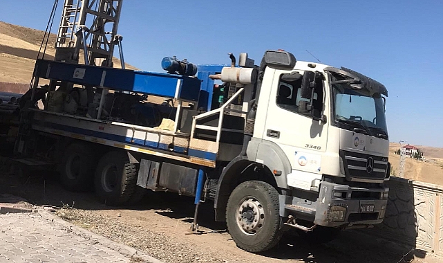 Ağrı'da su sorunu çözülüyor, yollar yenileniyor