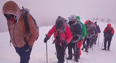 Ağrı Dağı'nda yoğun kar ve fırtına etkili oldu(Videolu Haber)