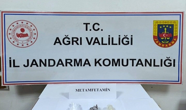 Ağrı Jandarma ekipleri 3 kişi üzerinde uyuşturucu ele geçirdi