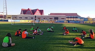 Ağrı'nın Kadın Futbol Takımı 2. Lig için ter döktü