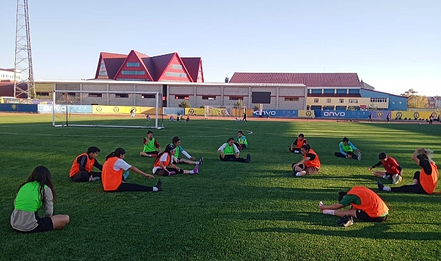 Ağrı'nın Kadın Futbol Takımı 2. Lig için ter döktü