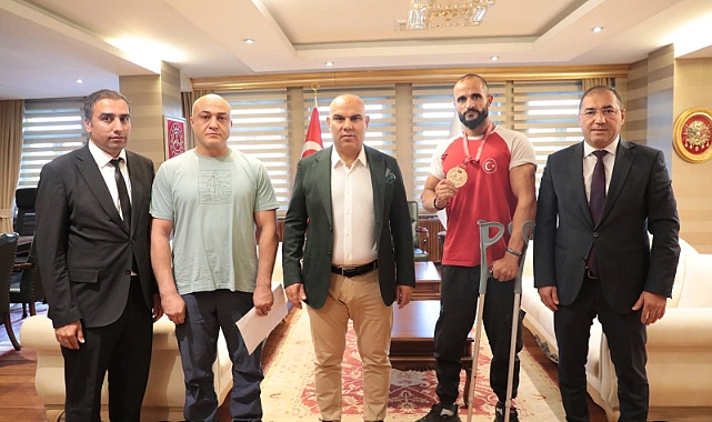 Ağrı Valisi Koç, Türkiye Şampiyonu engelli sporcuyu makamında kabul etti