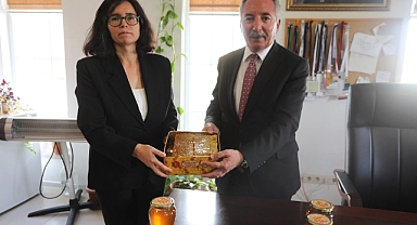 AİÇÜ’de Üretilen İlk Balın Hasadı Yapıldı