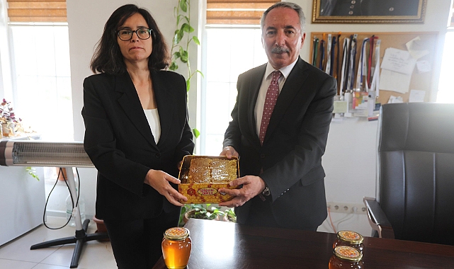 AİÇÜ’de Üretilen İlk Balın Hasadı Yapıldı