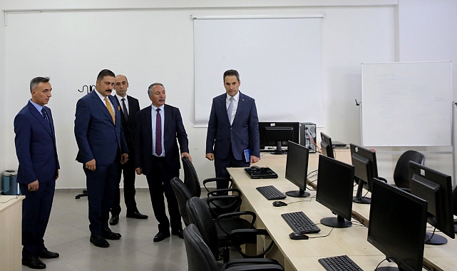 AİÇÜ Fen Edebiyat Fakültesi’nde Yeni Bir Bilgisayar Laboratuvarı Açıldı
