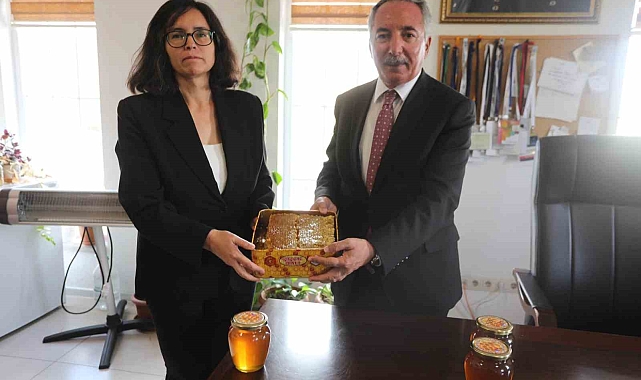 AİÇÜ'de Üretilen İlk Balın Hasadı Yapıldı