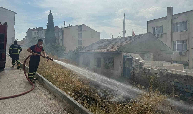 Akaryakıt istasyonu yakınında çıkan yangın paniğe neden oldu
