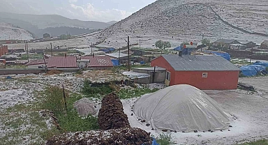 Ardahan'ın Hanak ilçesi dolu yağışı ile beyaza büründü