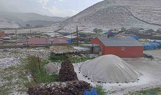 Ardahan'ın Hanak ilçesi dolu yağışı ile beyaza büründü
