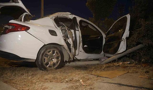 Aydınlatma direğine çarparak hurdaya dönen otomobildeki 4 kişi yaralandı