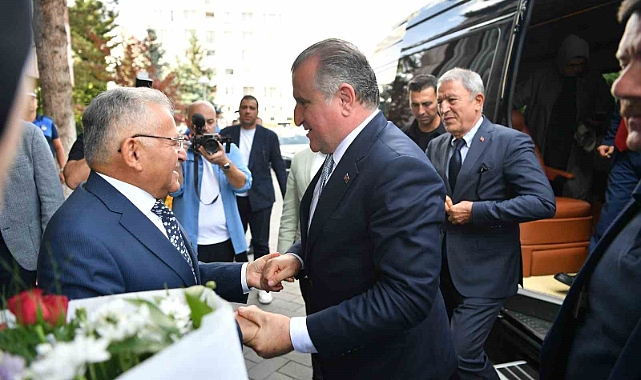 Bakan Bak’tan Başkan Büyükkılıç’a: “Şehrin ağabeyisiniz”