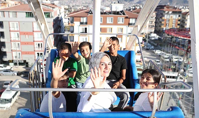 Bakan Göktaş, depremzede çocuklarla lunaparka gitti