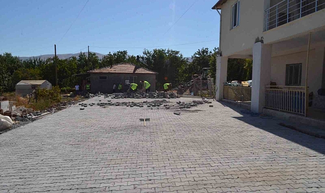 Beydağı Mahallesi ve Cemevi’nde kilit taşı çalışmaları