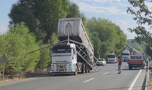 Bingöl'de damperi açık kamyon KGYS direğini devirdi