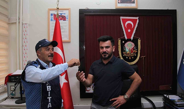 Bitlis'in Ahlat ilçesinde esnaf, yerde bulduğu bir kese altını sahibine teslim etti